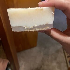 Honey and light Vanilla scented With Oats ( Honey and Shea Butter)